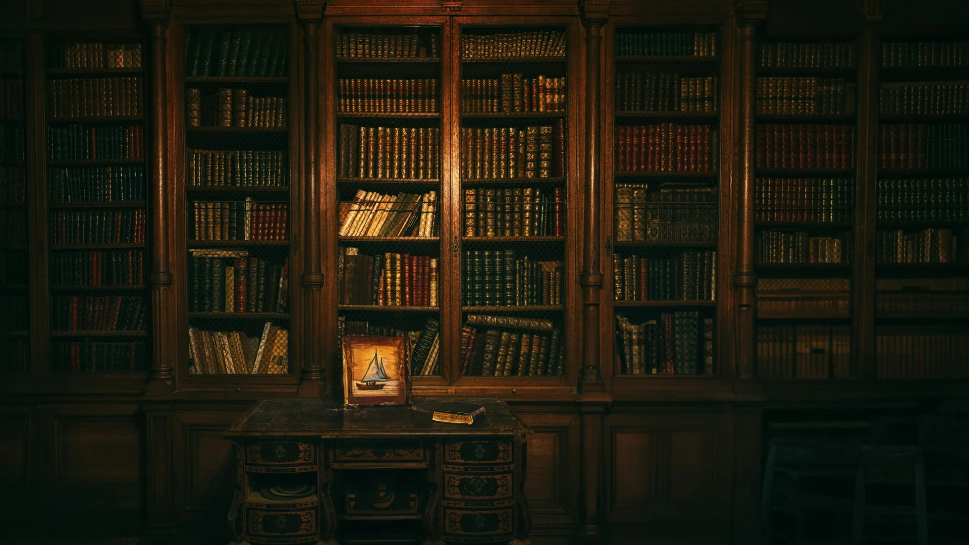 Bibliothèque ancienne en bois sombre garnie de livres reliés en cuir aux dorures patinées, avec bureau marqueté au premier plan portant un petit tableau de voilier et un livre fermé
