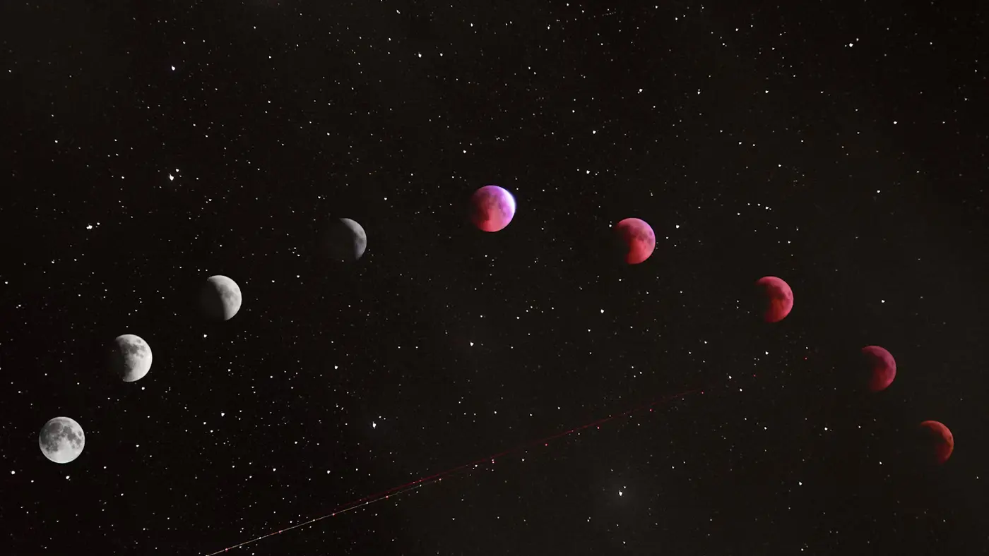 Séquence photographique d'une éclipse lunaire totale, montrant la Lune passant du blanc lumineux au rouge cuivré sur fond de ciel étoilé